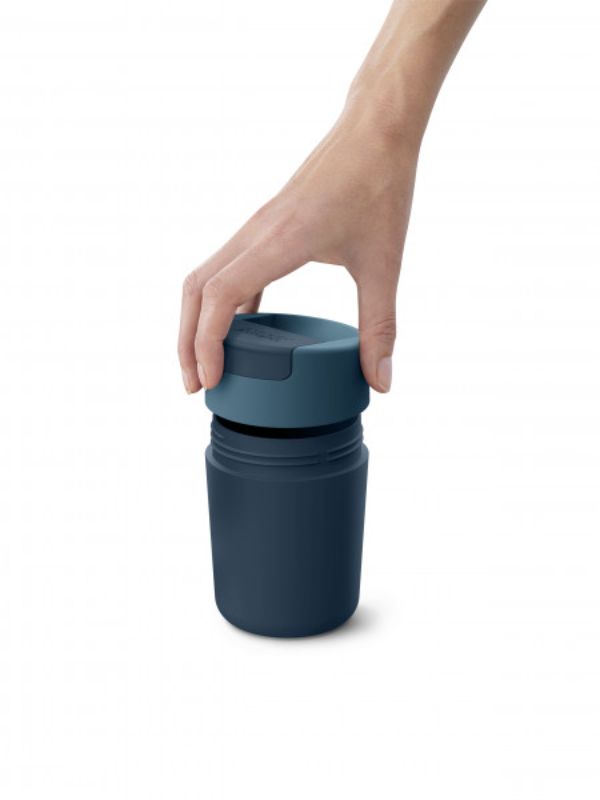 Joseph Joseph Sipp Travel Mug in blue, 340 ml, with flip-top cap for hygiene and leakproof design for on-the-go beverages.