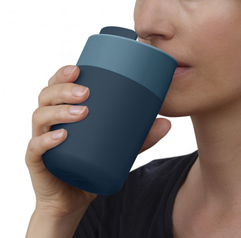 Joseph Joseph Sipp Travel Mug in blue, 340 ml, features a flip-top cap for hygiene and a leakproof design for on-the-go use.