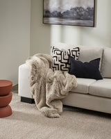 Throw - Pelage Taupe (130 x 150cm)