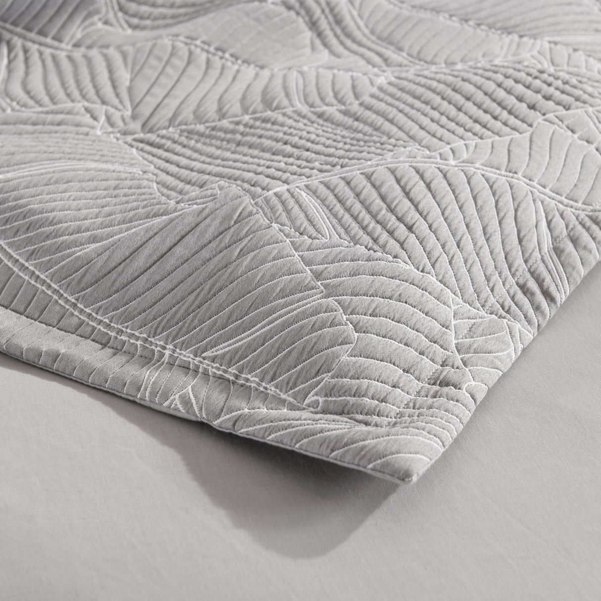 Renee Taylor Bengali Jacquard Quilt / Duvet cover Set King Silver