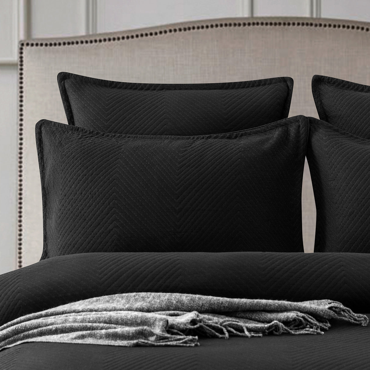 Renee Taylor Chevron Jacquard Quilt / Duvet cover set King Black