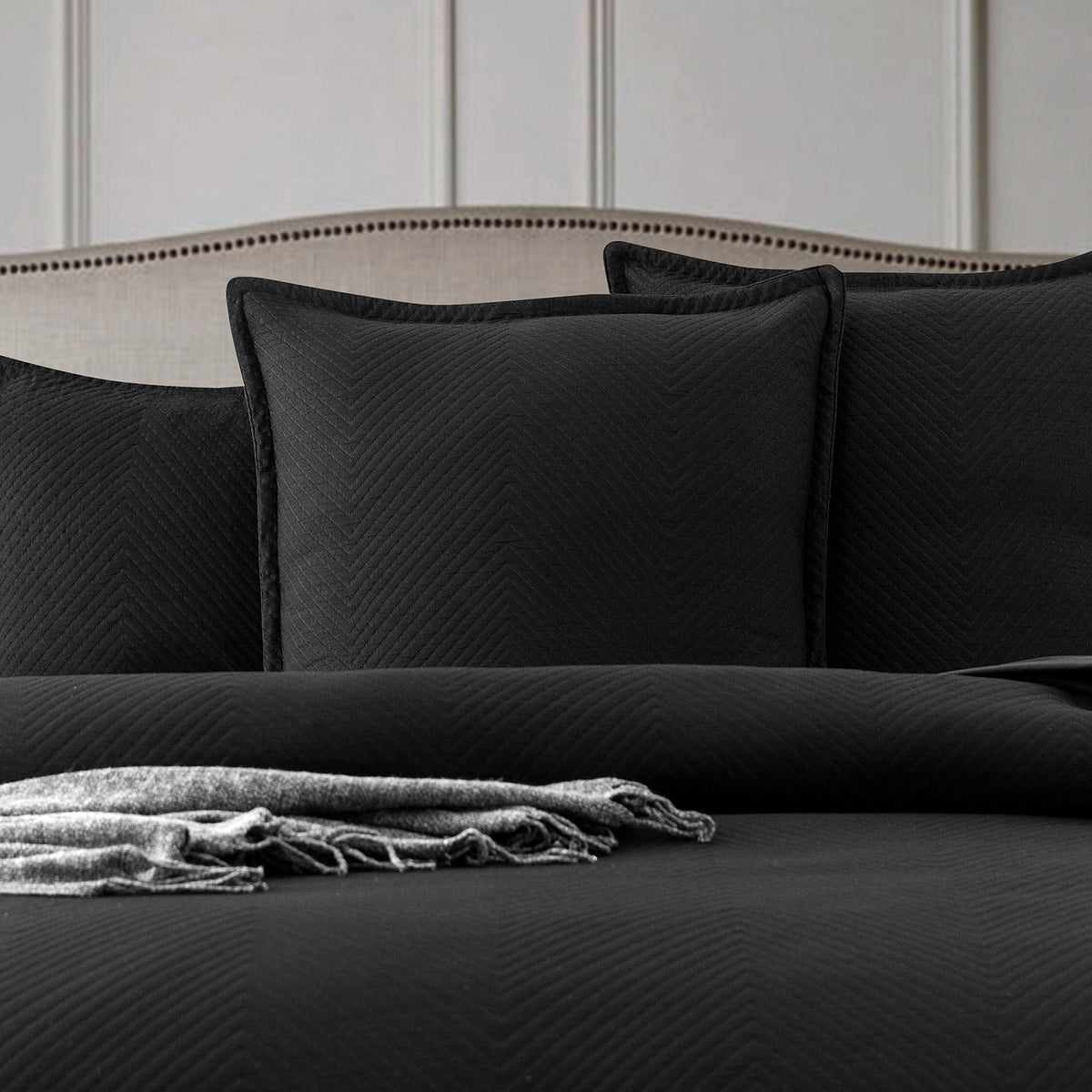 Renee Taylor Chevron Jacquard Quilt / Duvet cover set King Black