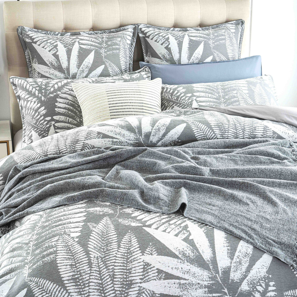 Renee Taylor Raven Jacquard Quilt / Duvet cover set King Charcoal