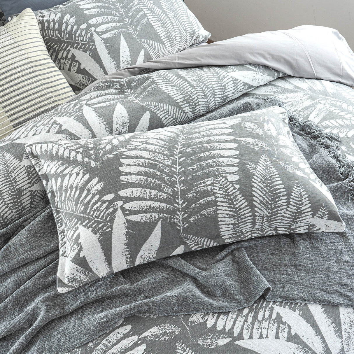 Renee Taylor Raven Jacquard Quilt / Duvet cover set King Charcoal