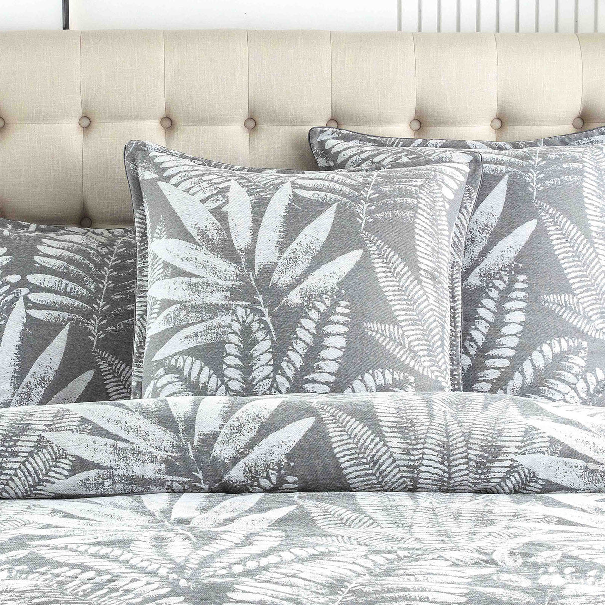 Renee Taylor Raven Jacquard Quilt / Duvet cover set King Charcoal