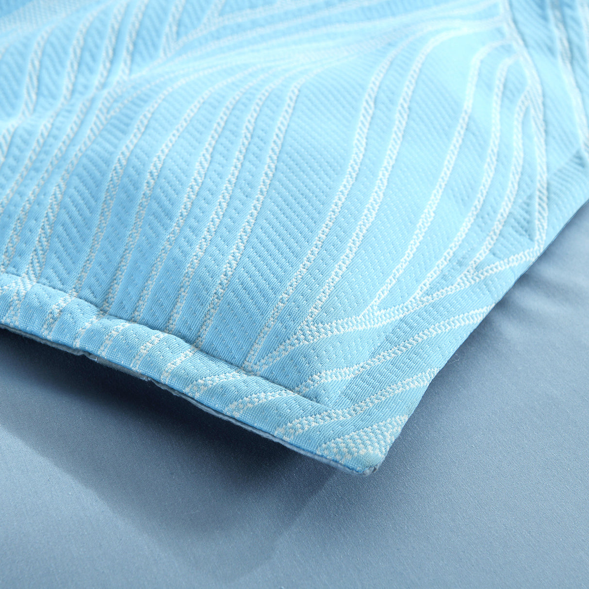 Renee Taylor Oscillate Jacquard Quilt / Duvet cover set Super King Sky
