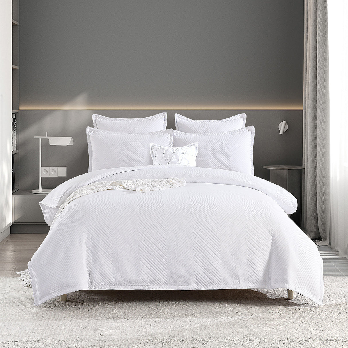Renee Taylor Atlantis Jacquard Quilt / Duvet Cover Set Super King White