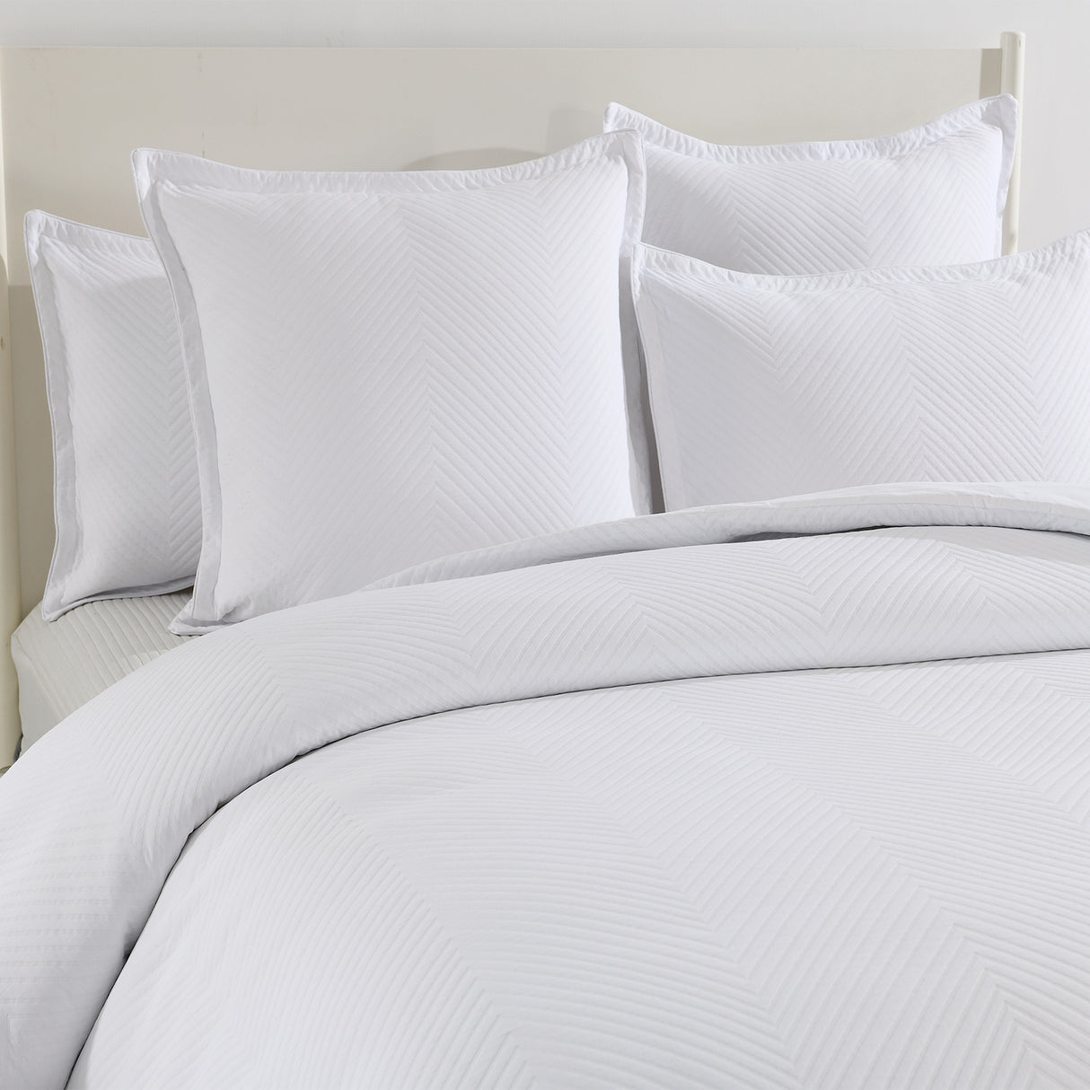 Renee Taylor Atlantis Jacquard Quilt / Duvet Cover Set Super King White