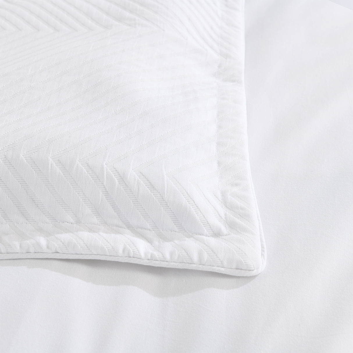 Renee Taylor Atlantis Jacquard Quilt / Duvet Cover Set King White