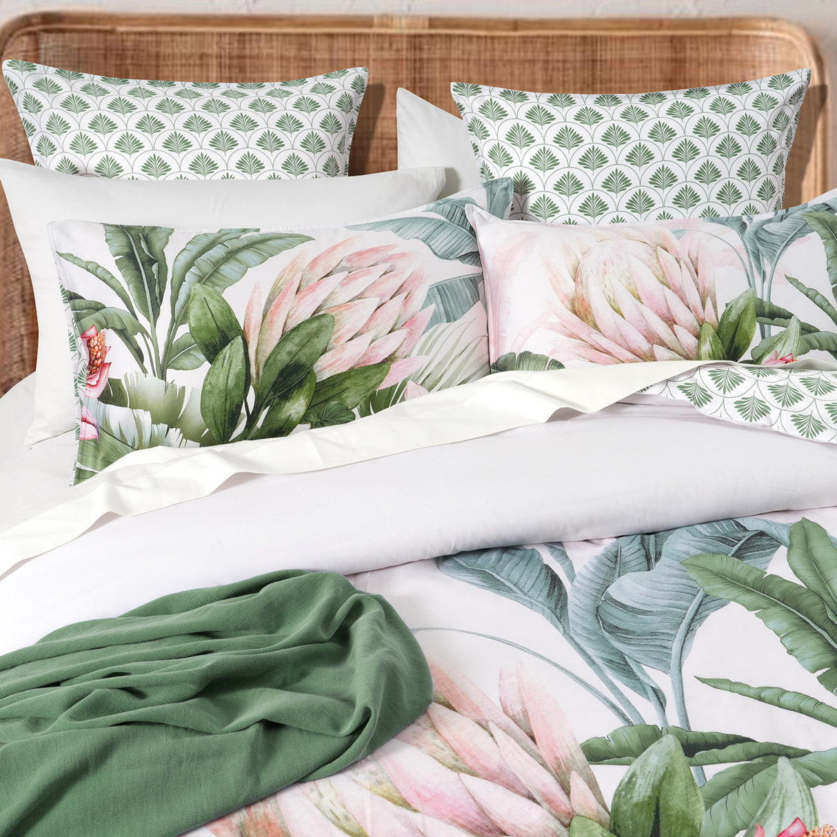 Renee Taylor 300 TC Cotton Reversible Quilt / Duvet Cover Set Double Gardenia