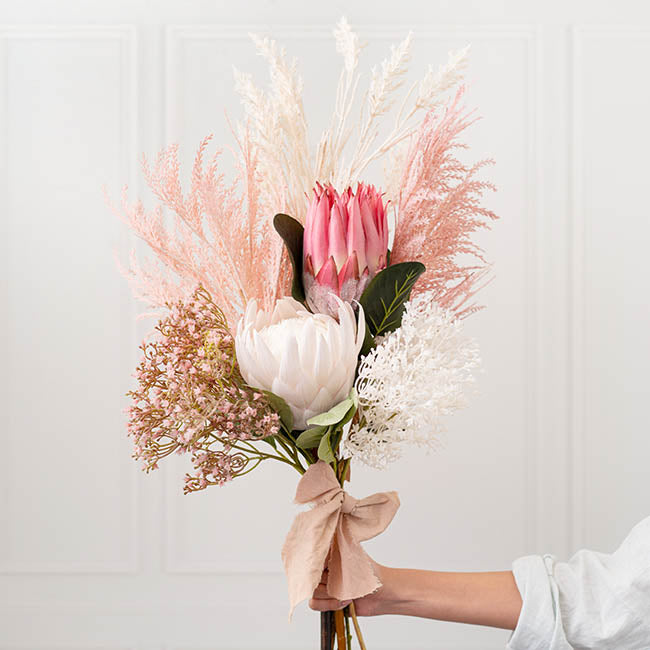 Soft pink artificial reed spray at 81 cm, perfect for elegant home décor without maintenance.