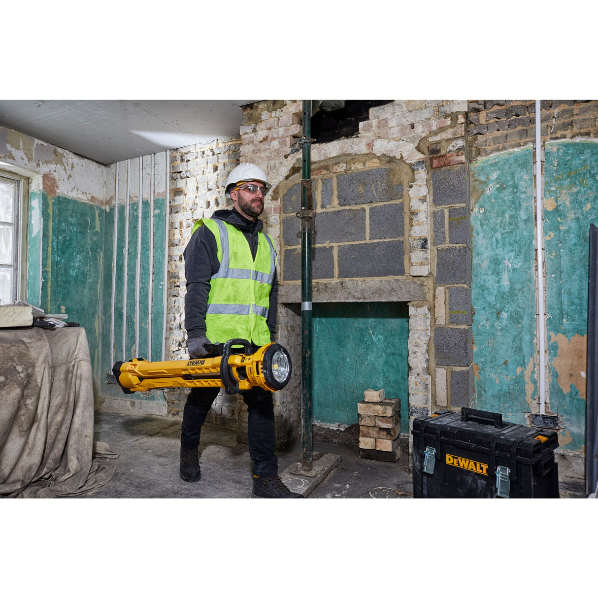 DEWALT 18V/54V XR Cordless LED Tripod Light 1000-3000 lm