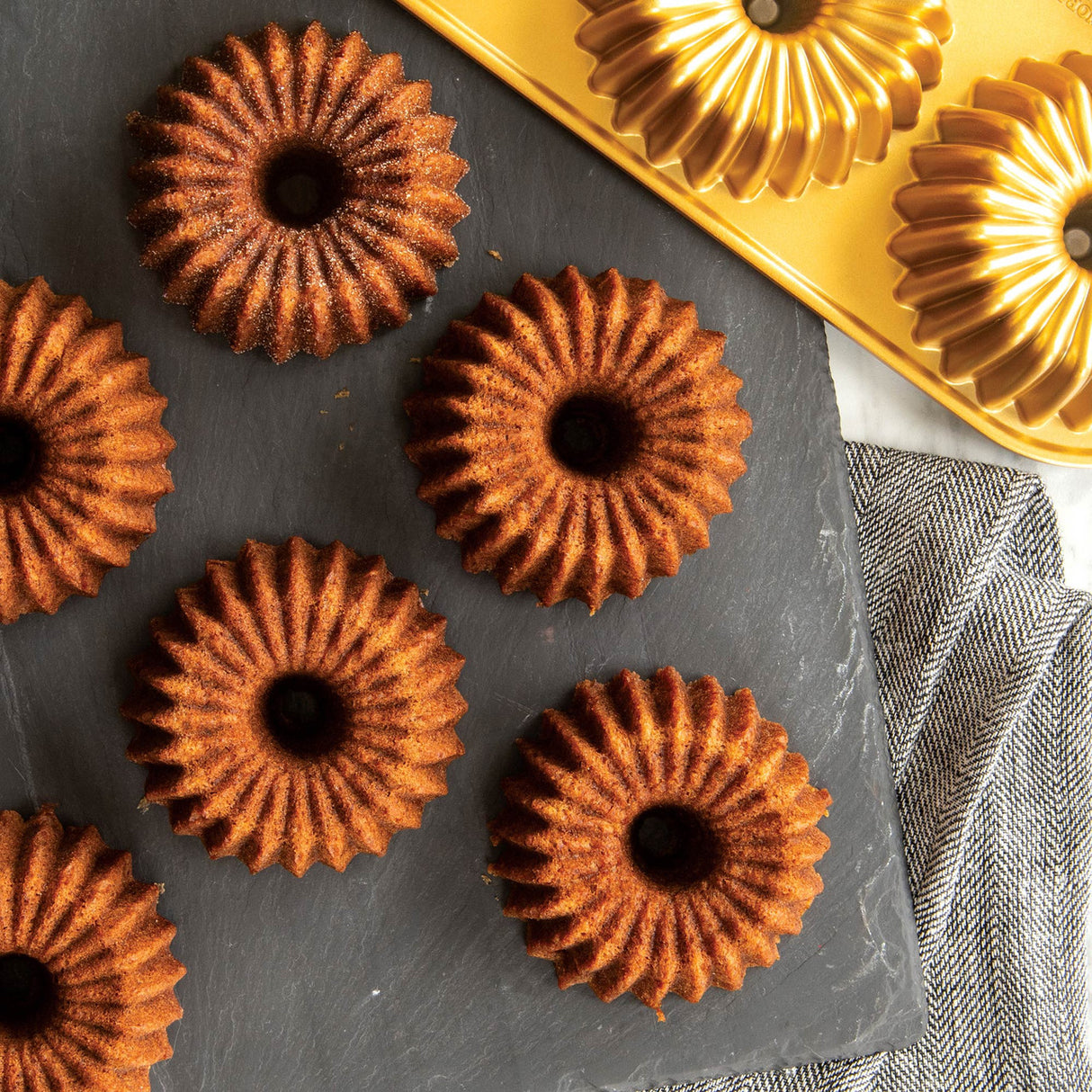 Nordic Ware - Brilliance Bundtlette Pan 38 x 23 x 4.5cm