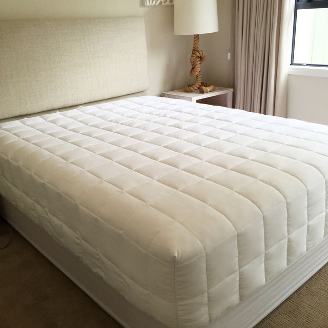 Drylife Microfiber Box End Quilt in queen size, featuring soft, hypoallergenic fabric and modern design for ultimate comfort.