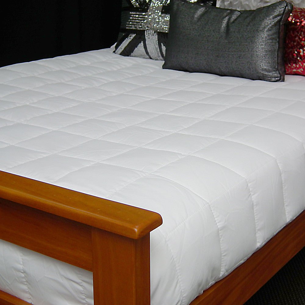 Drylife Microfiber Box End Quilt in Queen size, soft, hypoallergenic, and elegantly designed for a comfortable sleep experience.