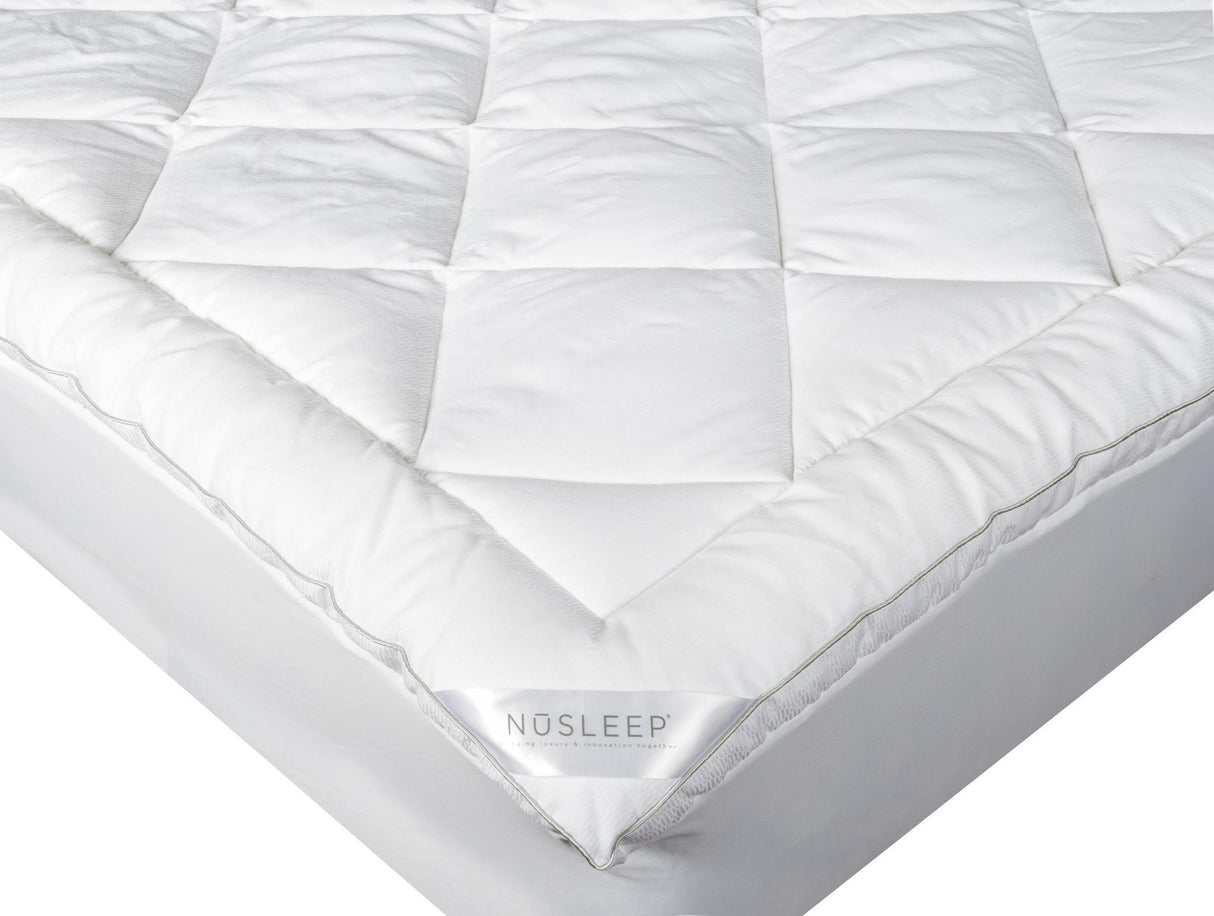 Waterproof Super King mattress pad with breathable 37.5® Technology for comfort and protection from spills.