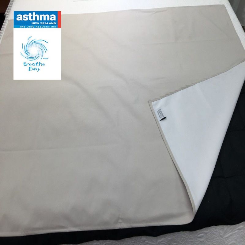 Waterproof bed sheet in hospital ecru, 100x140cm, offering durability and stain protection for beds and cribs.