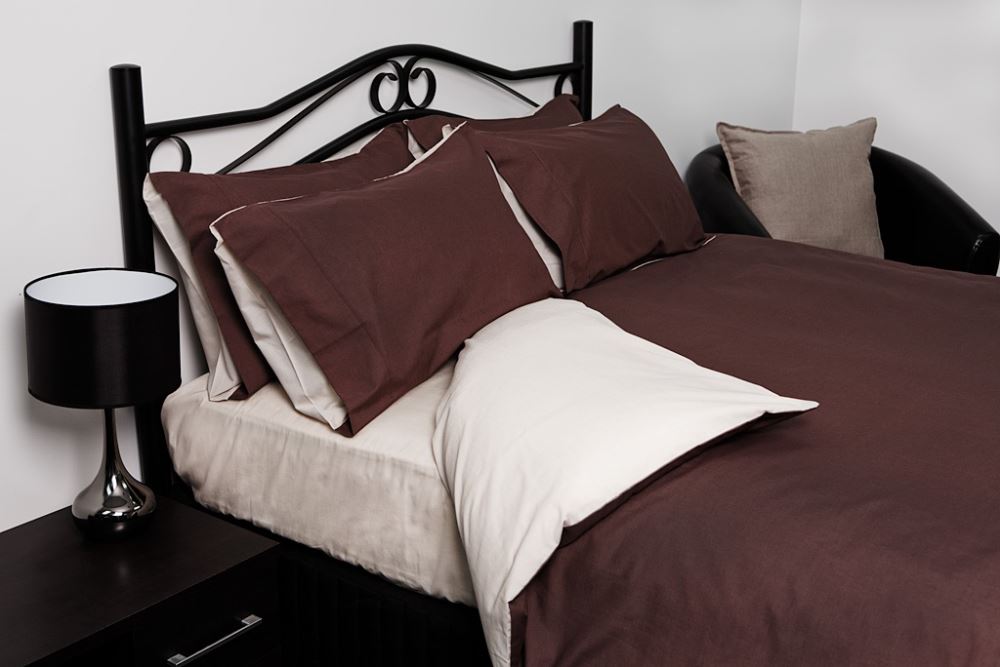 Reversible maroon and white king duvet cover set with two pillowcases, soft and breathable fabric, perfect for stylish bedrooms.