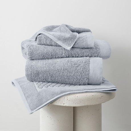 Iceland Blue bamboo bath towel, eco-friendly, 700gsm, 70x147cm, soft, highly absorbent, ideal for sensitive skin.