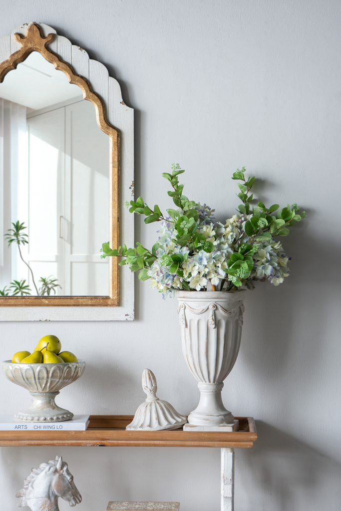 Classical Pedestal Urn (21 X 21 X 43cm)