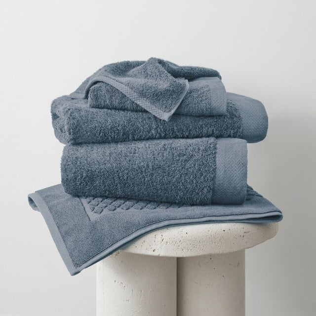 Soft blue stone bamboo bath towel, 700gsm, eco-friendly, ultra-absorbent, ideal for sensitive skin, 70 x 147cm.