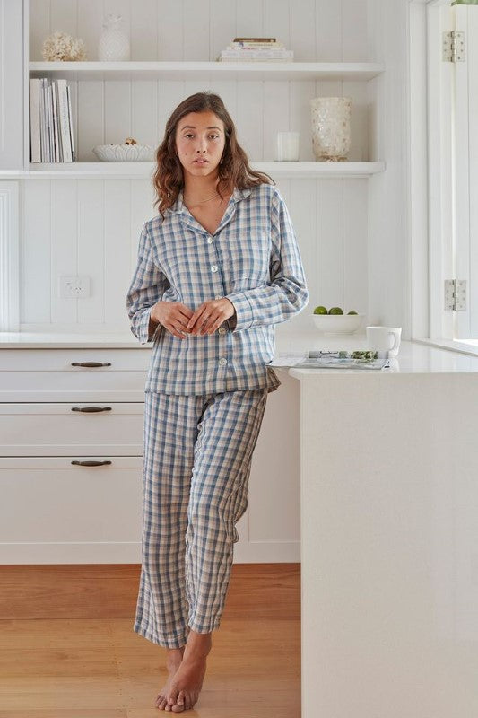 Classic plaid pyjama set: long sleeve top with button-up front and elasticated pants, made from 100% OEKO-TEX® cotton.