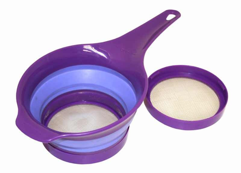 Set of 3 collapsible sifters with 2 mesh screens for versatile sifting, measuring 32 x 15 cm, BPA-free and dishwasher safe.