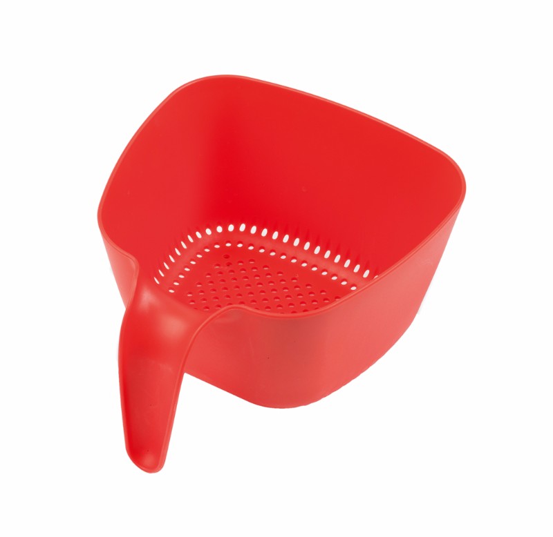 Small red colander with ergonomic handle, perfect for draining and rinsing, compact size 21 x 18 x 11 cm.