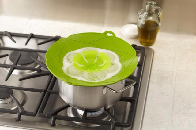 Large green silicone spill stop lid, 29cm, prevents boil-overs, doubles as a splatter guard for clean cooking.