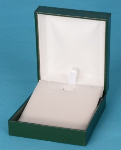 Elegant green leatherette pendant box for jewelry storage and gifting, measuring 80x70x30 mm.