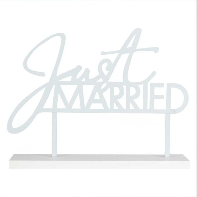 Elegant 'Just Married' table sign, 25cm x 29cm, perfect for enhancing wedding decor and celebrating love.