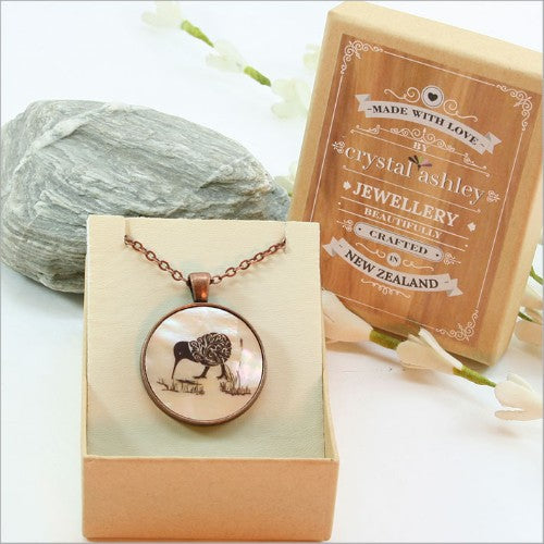 Circle Pendant Necklace featuring a kiwi design on mother of pearl with a 75cm chain, elegant and versatile for any occasion.