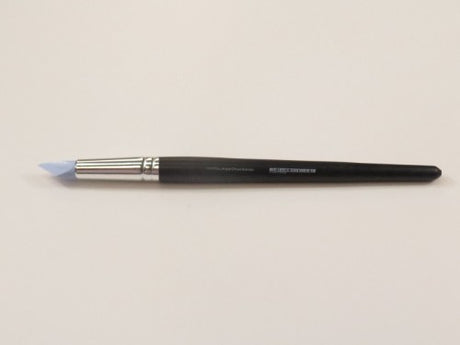 Das Large Blender Angle Chisel Brush for precise paint application, blending, and intricate detailing in various mediums.