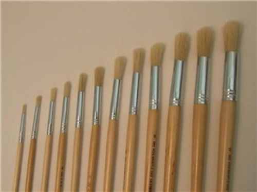 Eterna 582 Brush No.1: premium bristle brush for artists, featuring ergonomic handle for comfort and smooth paint application.