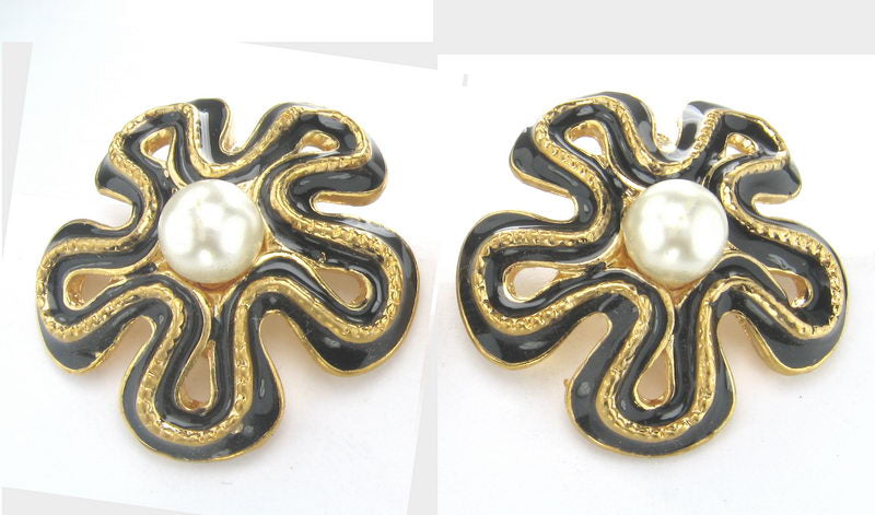 Earrings Pearl. Gold. En/C Labck Enamel