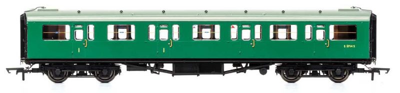 Hornby BR Bulleid 59' corridor composite coach S5713S, detailed model for Era 4 railway setups.