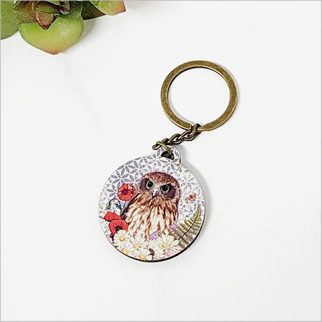 Floral Ruru printed keychain made of lightweight pine veneer, ideal for stylish everyday use and as a unique gift.
