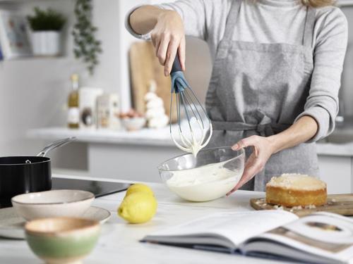 Twist Whisk - Sky - Joseph Joseph