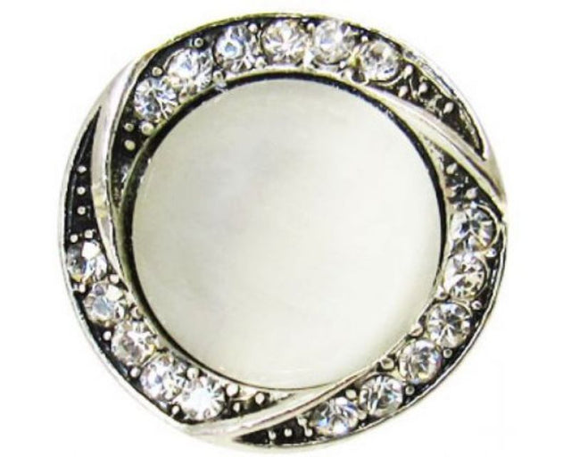 Elegant snap button featuring a lustrous pearl center surrounded by sparkling diamantes for a touch of glamour.