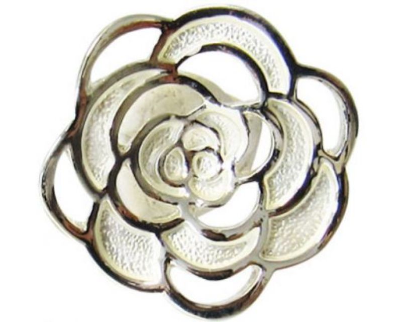 Elegant Snaps REDFOX in White Gold Rose, a versatile jewelry piece that adds sophistication to any outfit.