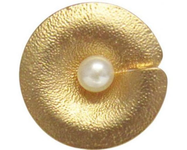 Elegant pearl snap in rose gold, perfect for versatile day-to-night fashion, enhancing any outfit with sophistication.