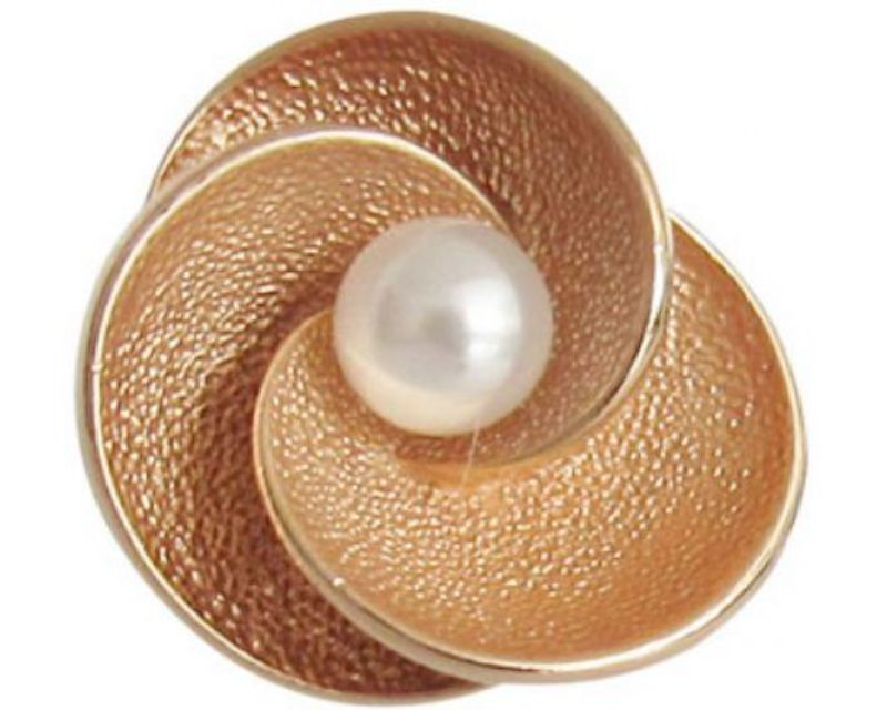 Rose gold snap charm featuring a pearl flower design, elegant and versatile for any outfit or occasion.