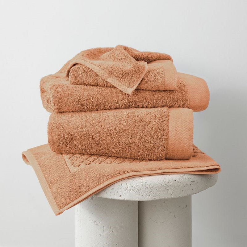 Eco-friendly Nutmeg Bamboo Hand Towel, 46x76cm, 700gsm, ultra-soft and absorbent, perfect for sensitive skin.