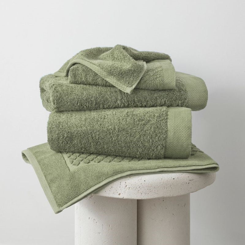 Eco-friendly bamboo bath mat in Thyme, 51 x 76cm, soft, absorbent, and perfect for sensitive skin.