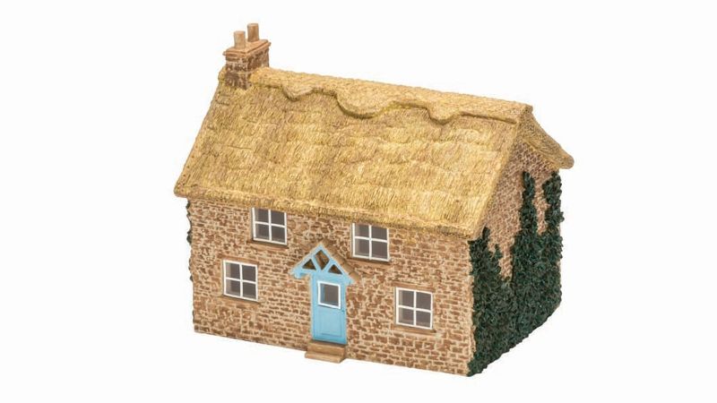 Hornby The Country Cottage model, 1/76 scale, charming design for enhancing railway scenery and dioramas.