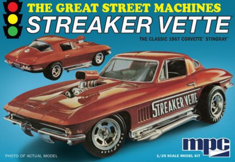 1/25 scale plastic model kit of a 1967 Corvette 'StreakerVet' with detailed parts for building a classic muscle car.