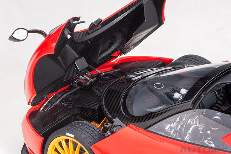 AUTOart  Diecaset Car - 1/18 Pagani Huayra R/ster Red