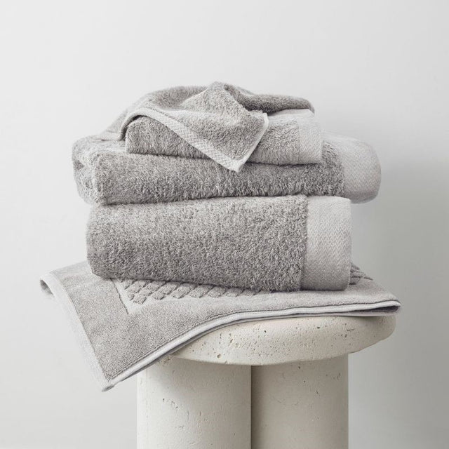 Soft grey bamboo bath towel, 700gsm, 70 x 147cm, eco-friendly, highly absorbent, perfect for sensitive skin.