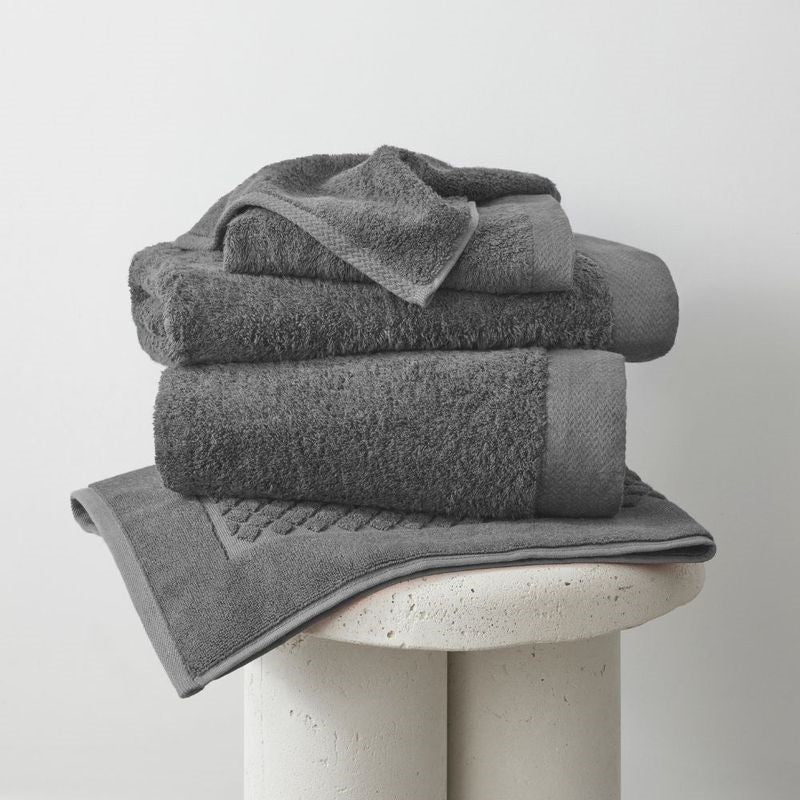 Charcoal bamboo bath towel (70x147cm), eco-friendly, soft, absorbent, 700gsm, ideal for sensitive skin.