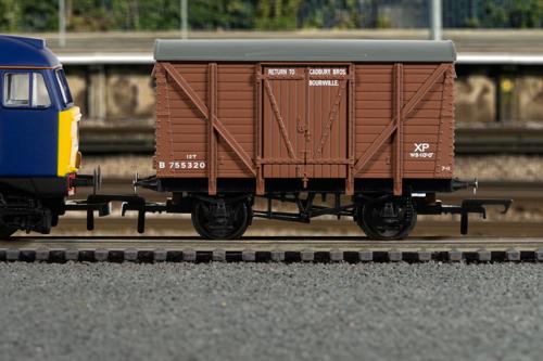 Hornby Trains - BR SR Box Van Cadbury B755320